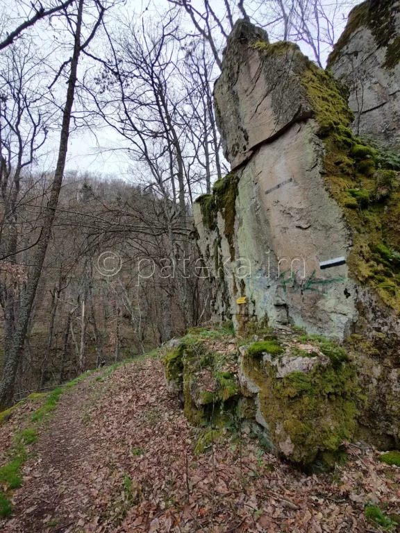 Пътеката към водопад Азовско падало
