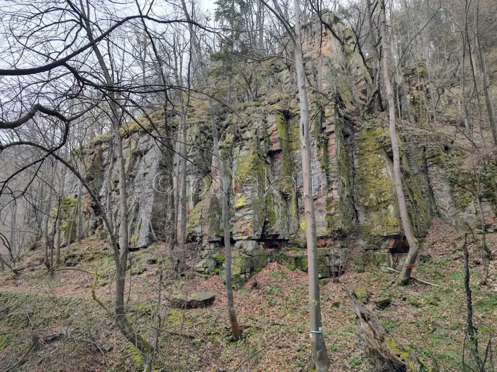 Огромна скала по маршрута за водопад Азовско падало