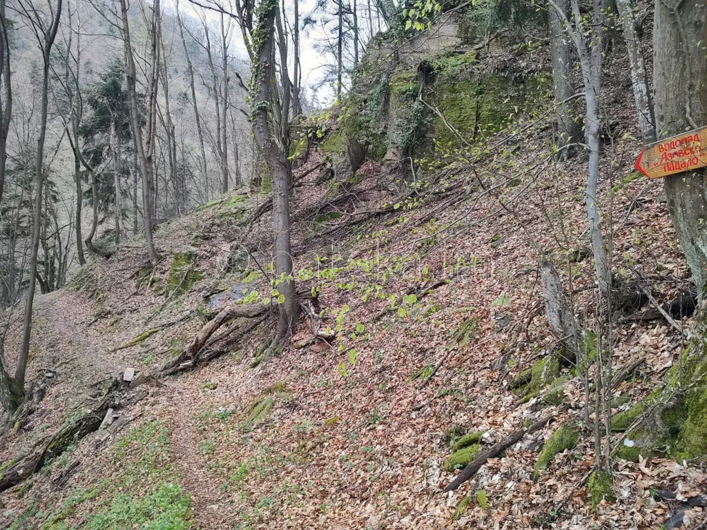 Пътеката към водопад Азовско падало