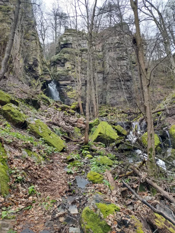 Пътеката за водопад Азовско падало