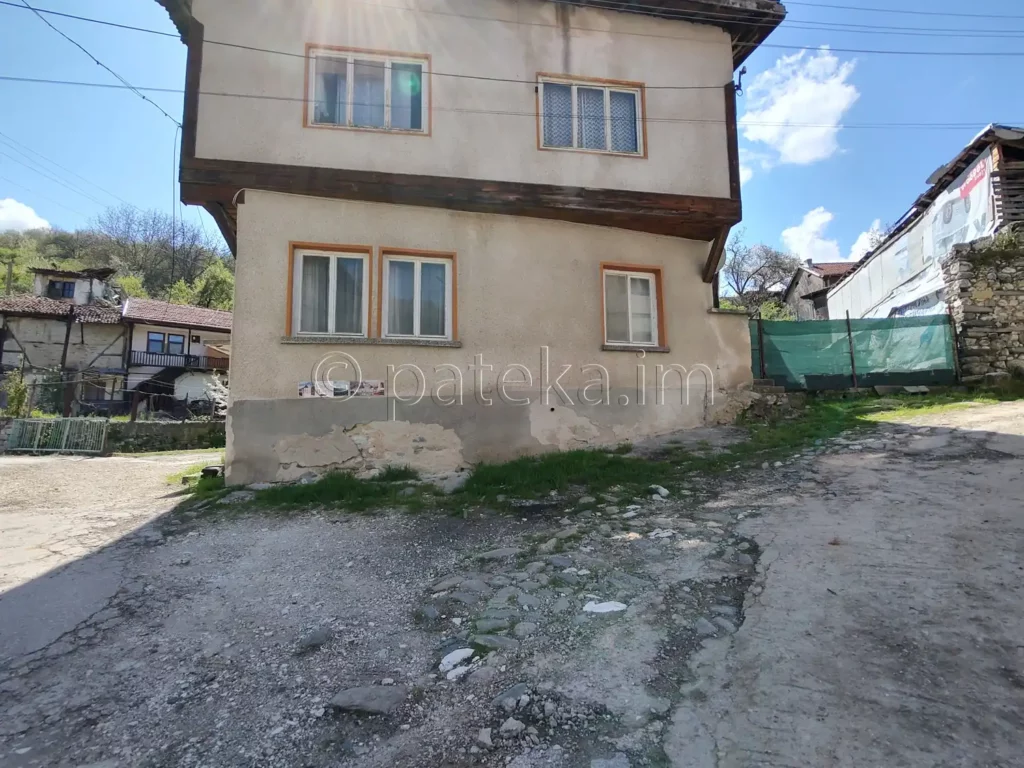 Разклонът за Св. Петка вляво, за Беловската базилика вдясно