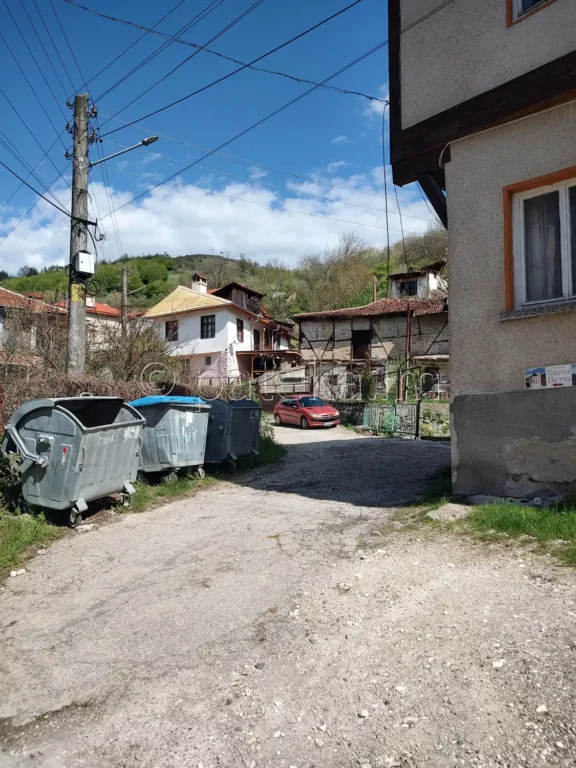 Вляво по улицата за Св. Петка