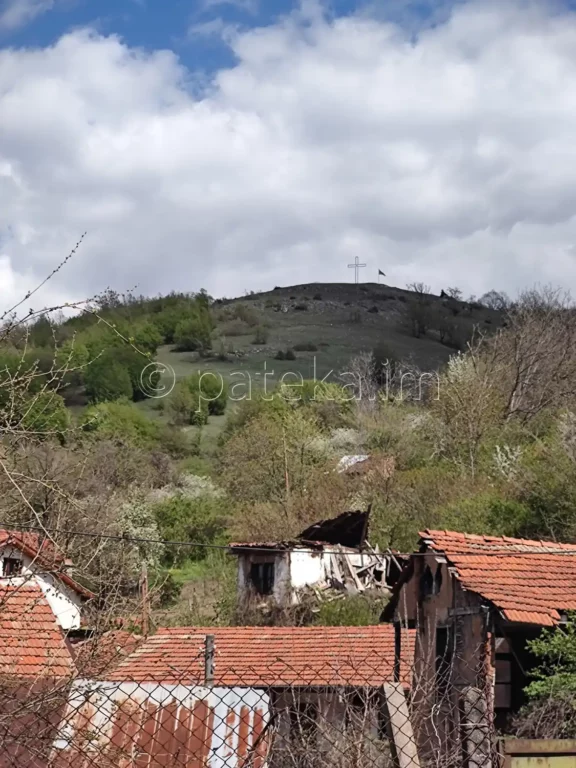 Кръстът над с. Голямо Белово, в близост до който се минава на оът за водопад Азовско падало