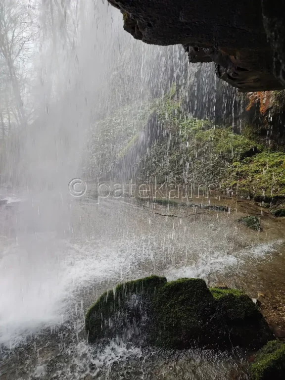 Водопад Азовско падало