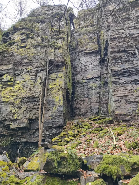 Скалите при водопад Азовско падало