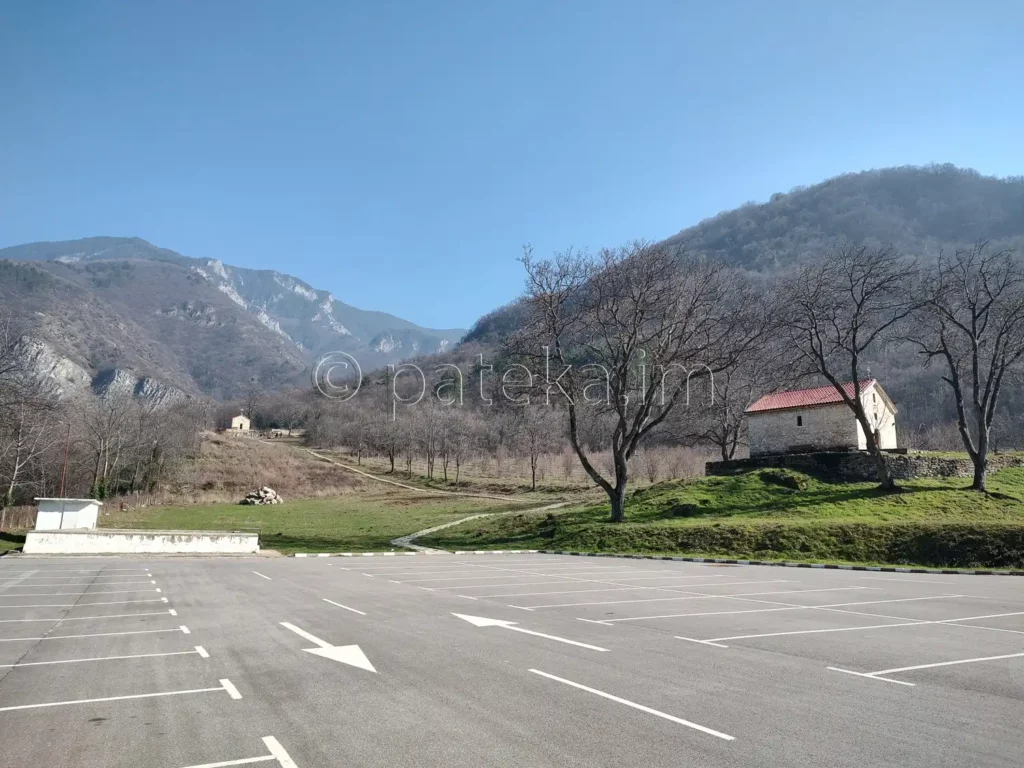 Паркингът пред Бачковския манастир