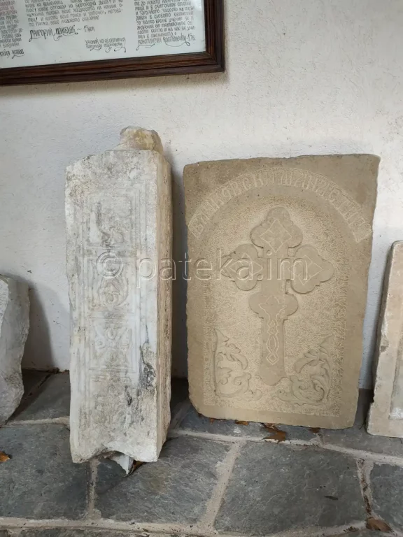Плочи пред музея на Бачковския манастир