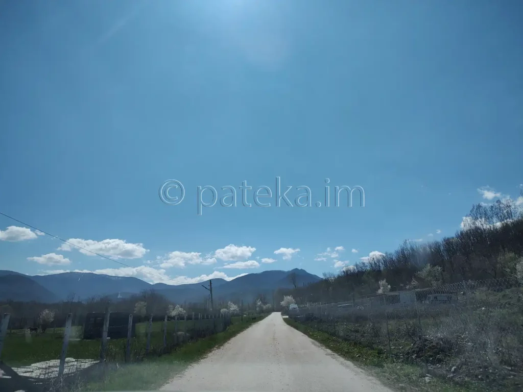 Пътят от с. Долнослав към язовир Сушица и конна база Дивия град