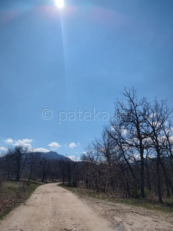 Черният път към конна база Дивия град и водопад Лястовичи вир