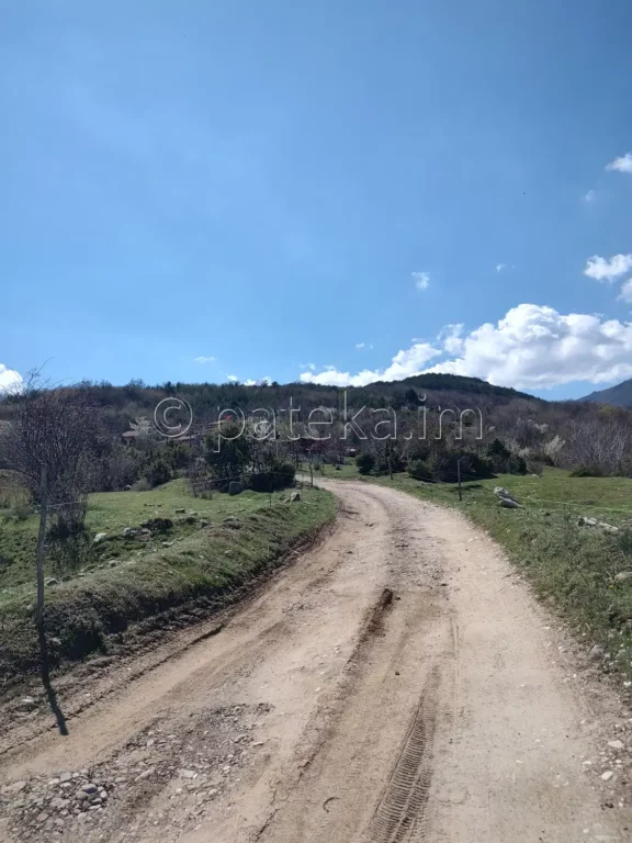 Черният път към конна база Дивия град и водопад Лястовичи вир
