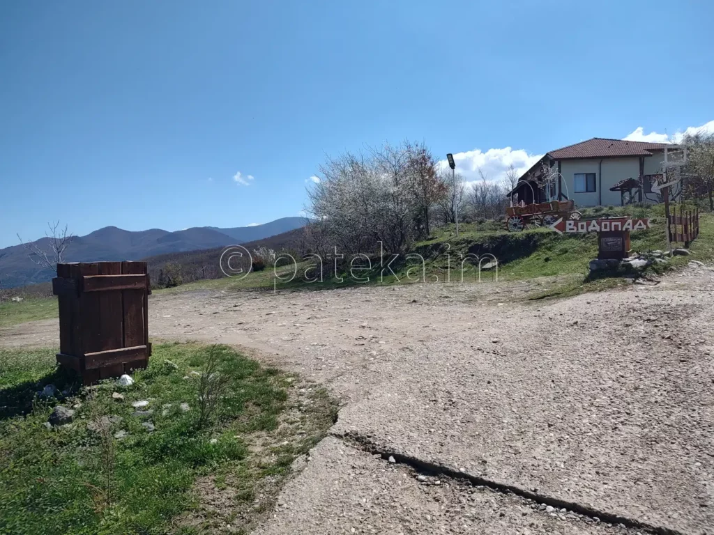 Паркингът за водопад Лястовичи вир