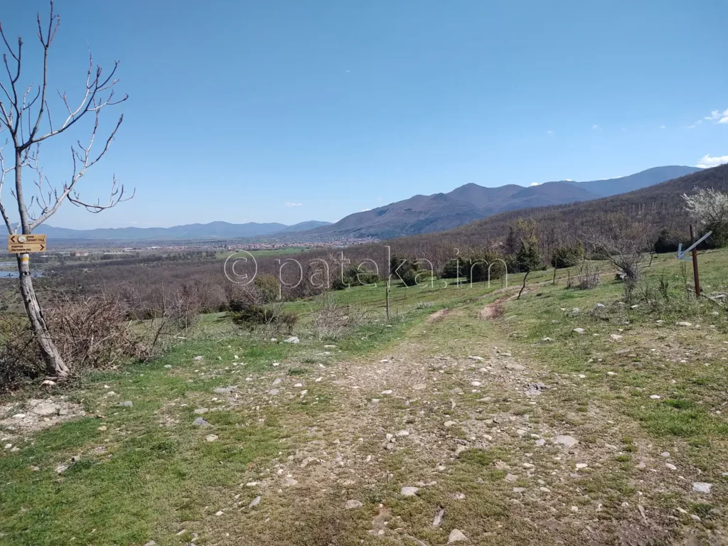 Началото на маршрута за водопад Лястовичи вир при конна база Wild city