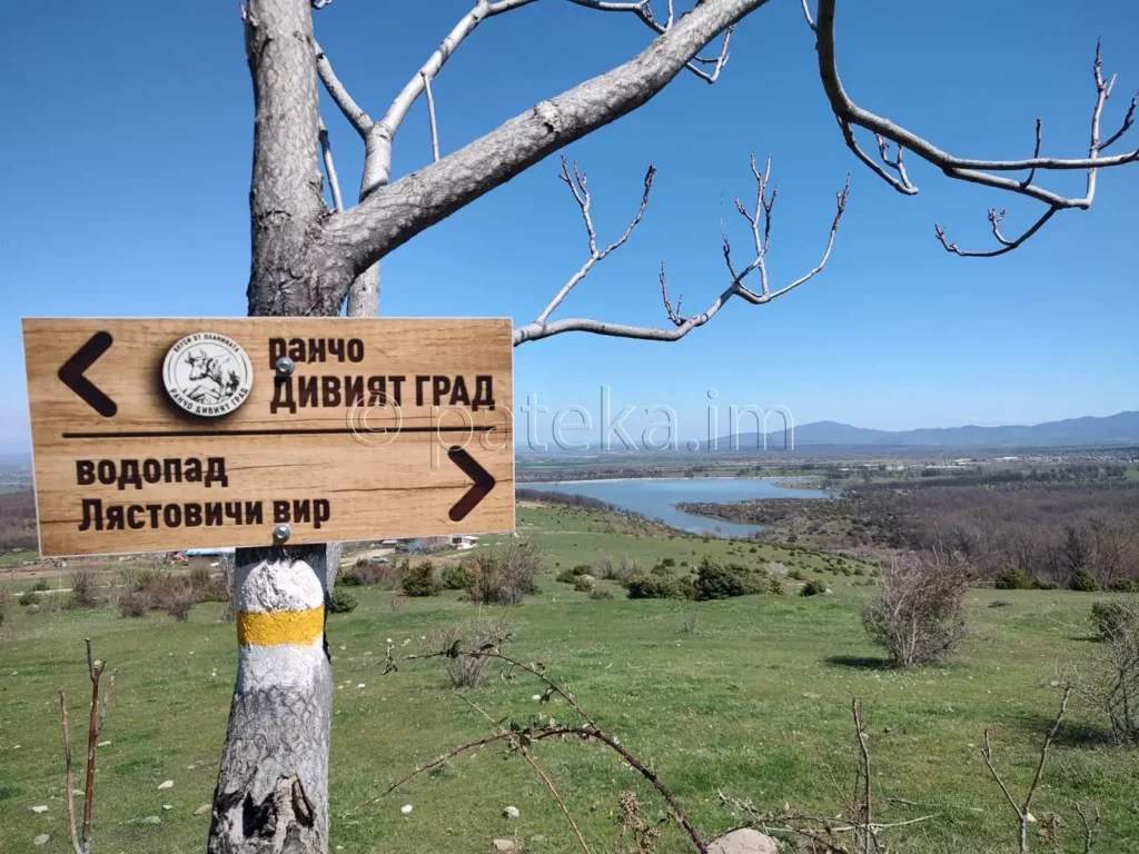 Жълта лентова маркировка и насочваща табелка за водопад Лястовичи вир