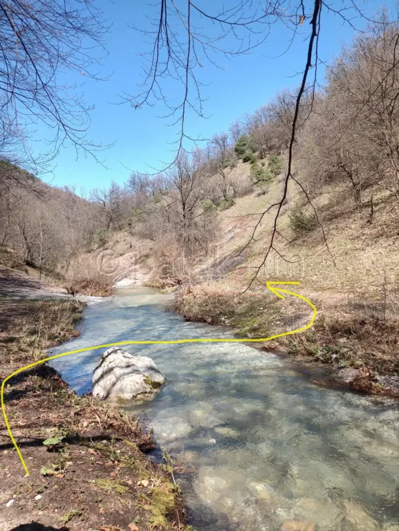 Мястото, където се пресича реката за водопад Лястовичи вир