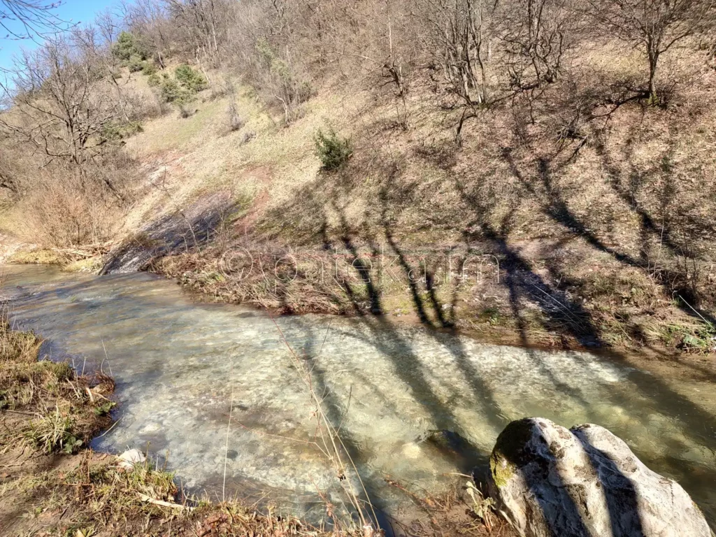 Мястото, където се пресича реката за водопад Лястовичи вир