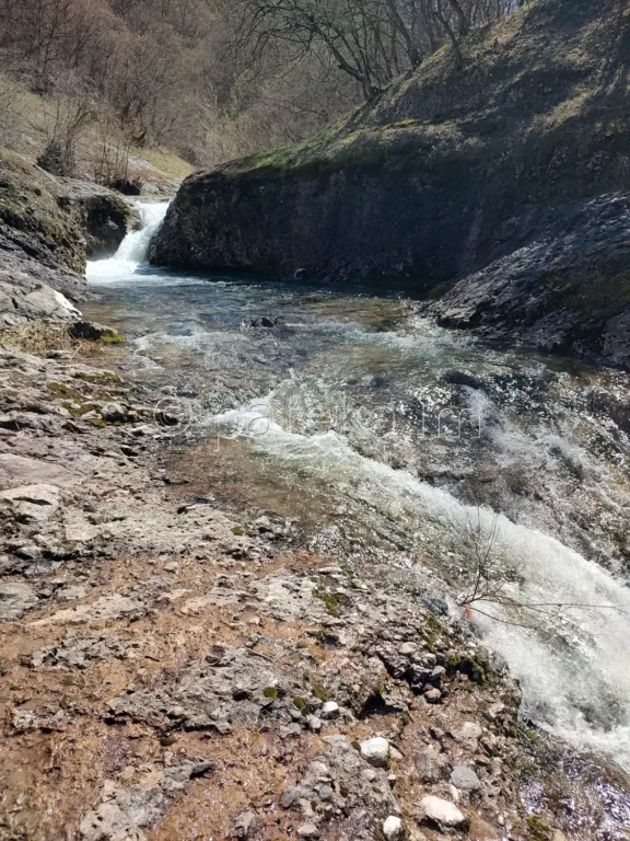 Малък водопад на р. Голяма Сушица, над който се е намирал моста