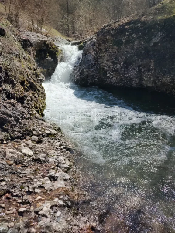 Малък водопад на р. Голяма Сушица, над който се е намирал моста