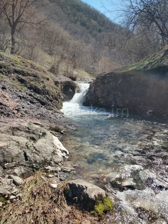 Малък водопад на р. Голяма Сушица, над който се е намирал моста
