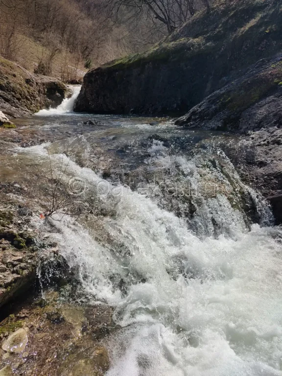 Малък водопад на р. Голяма Сушица, над който се е намирал моста