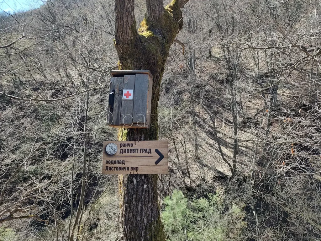 Горска аптечка и указателна табелка за водопад Лястовичи вир