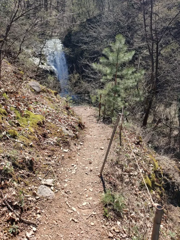 Пътеката за водопад Лястовичи вир, обезопасена с въжета