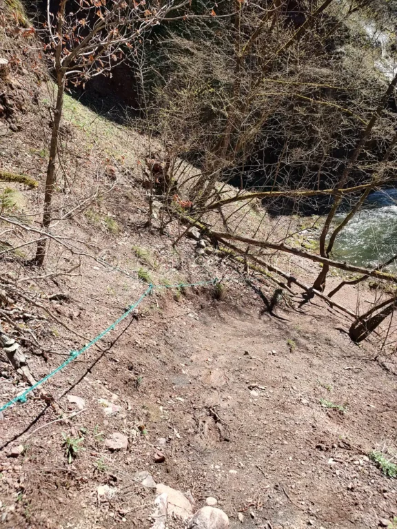 Пътеката за водопад Лястовичи вир, обезопасена с въжета