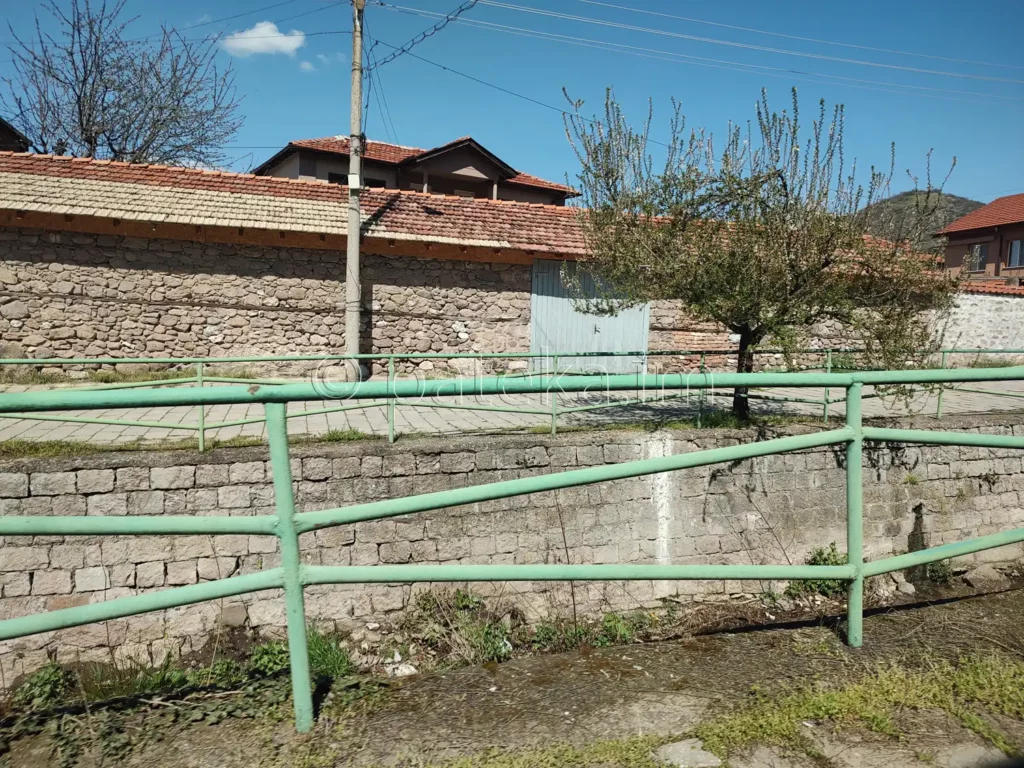 Улицата покрай реката в с. Устина