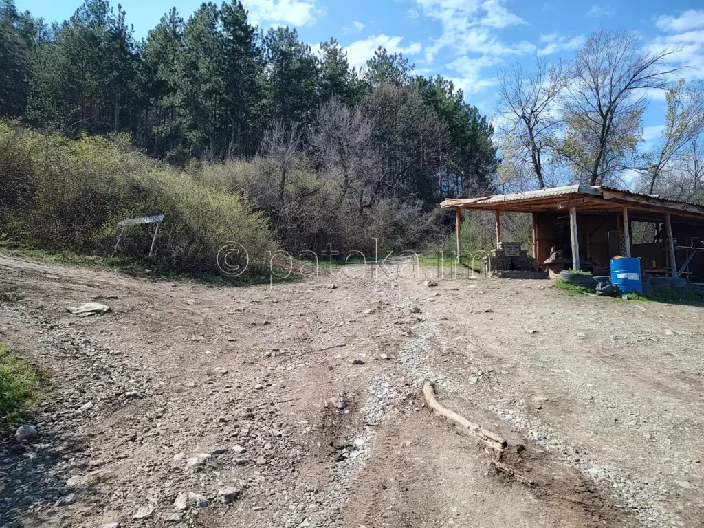 Голям навес над с. Устина, по маршрута към Устинския водопад