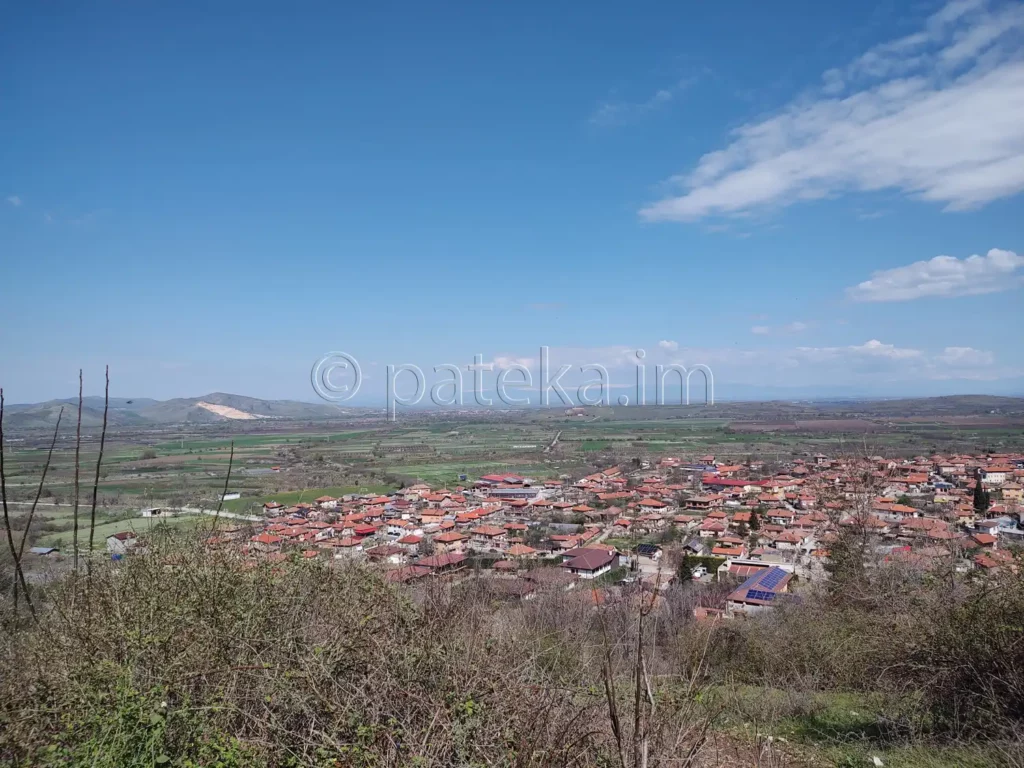 Гледка към с. Устина от екопътеката към водопада