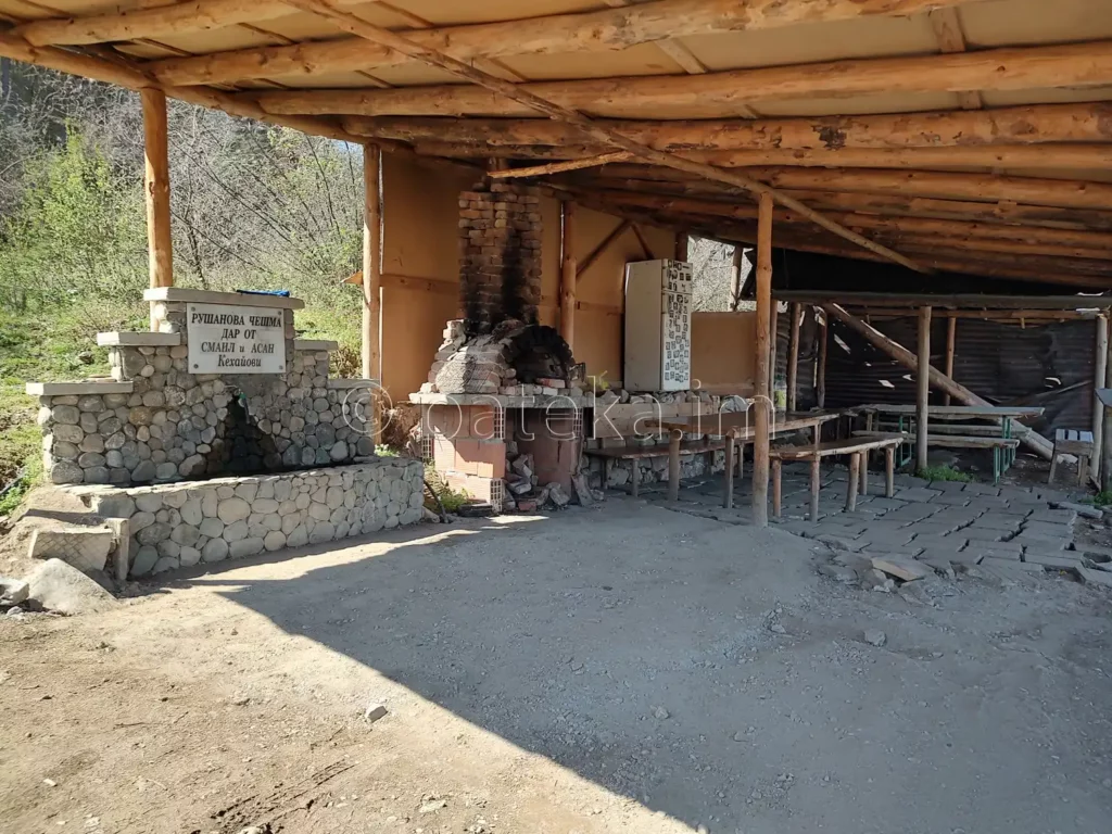 Чешмата и навеса