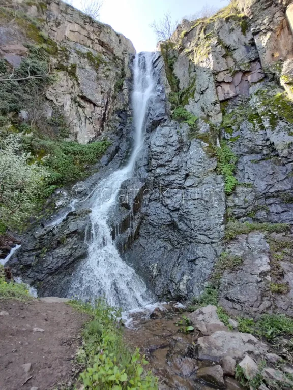 Устинският водопад през пролетта