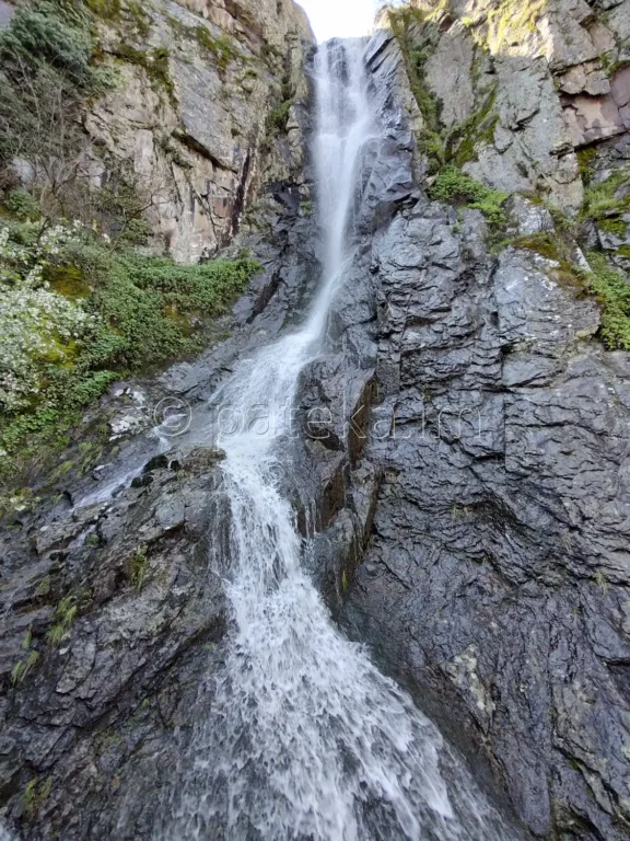 Устинският водопад през пролетта