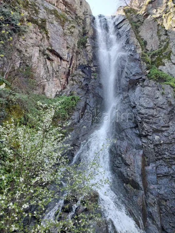 Устинският водопад при пълноводие