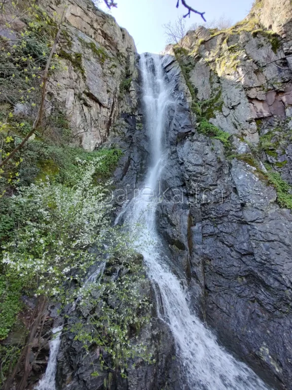 Устинският водопад през пролетта