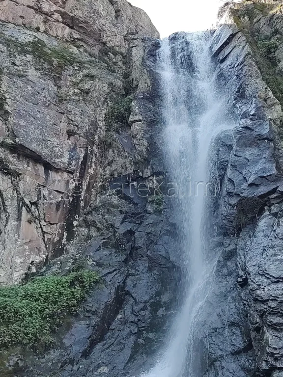 Устинският водопад през пролетта