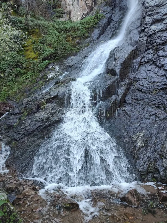 Устинският водопад през пролетта