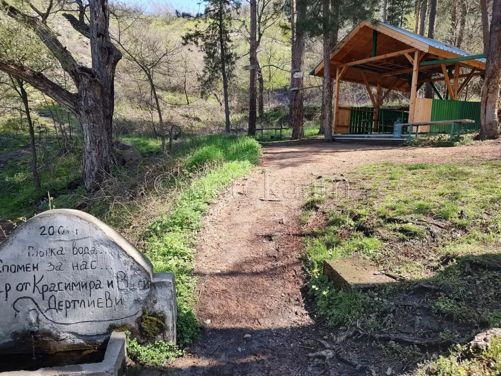 Чешма и беседка след Устинския водопад в посока параклис Св. Георги