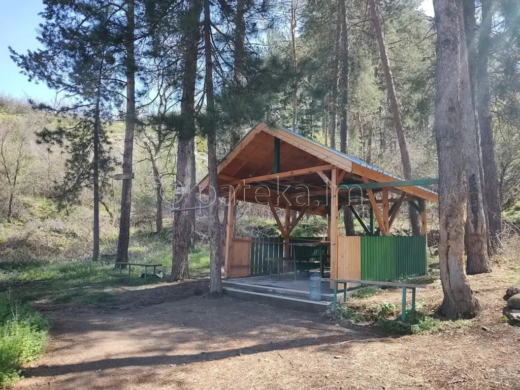 Беседката след Устинския водопад в посока параклис Св. Георги