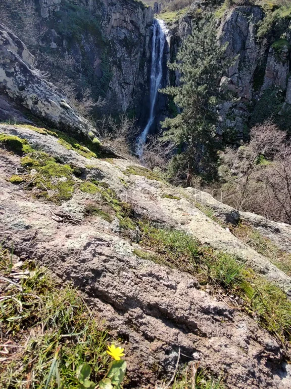 Пътечка към мястото, откъдето се вижда Устинският водопад