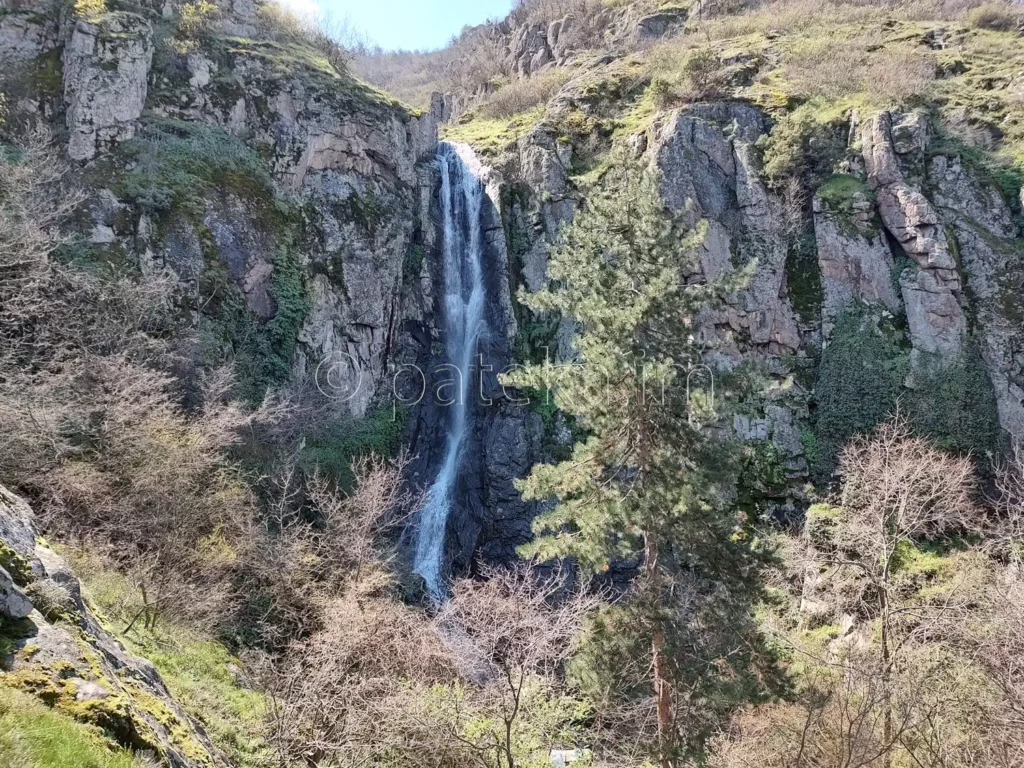 Устинският водопад