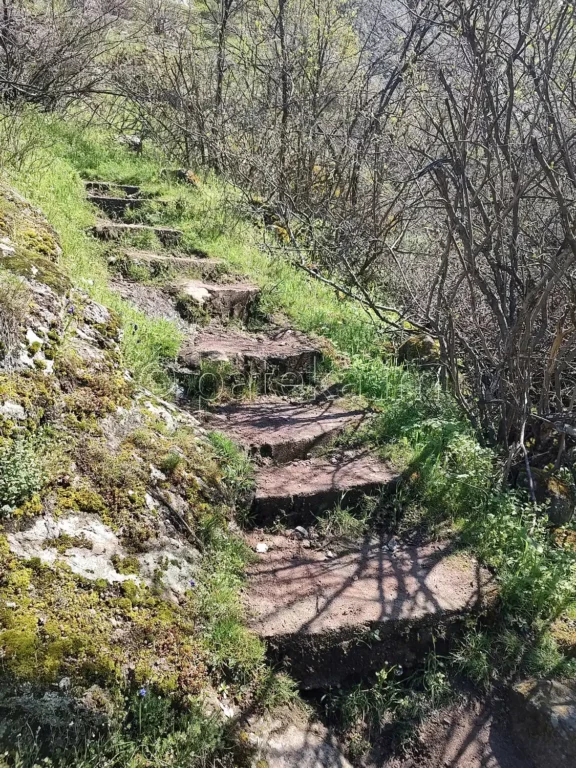 Стъпалата към параклис Св. Георги над с. Устина