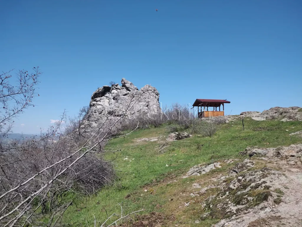 Беседка в близост до параклис Св. Георги над с. Устина