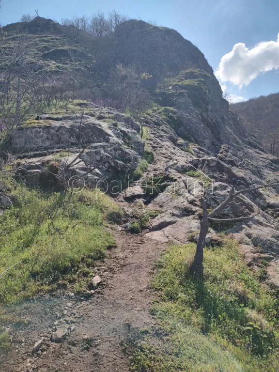 Началото на пътеката за връх Кулата ( връх Св. Георги)