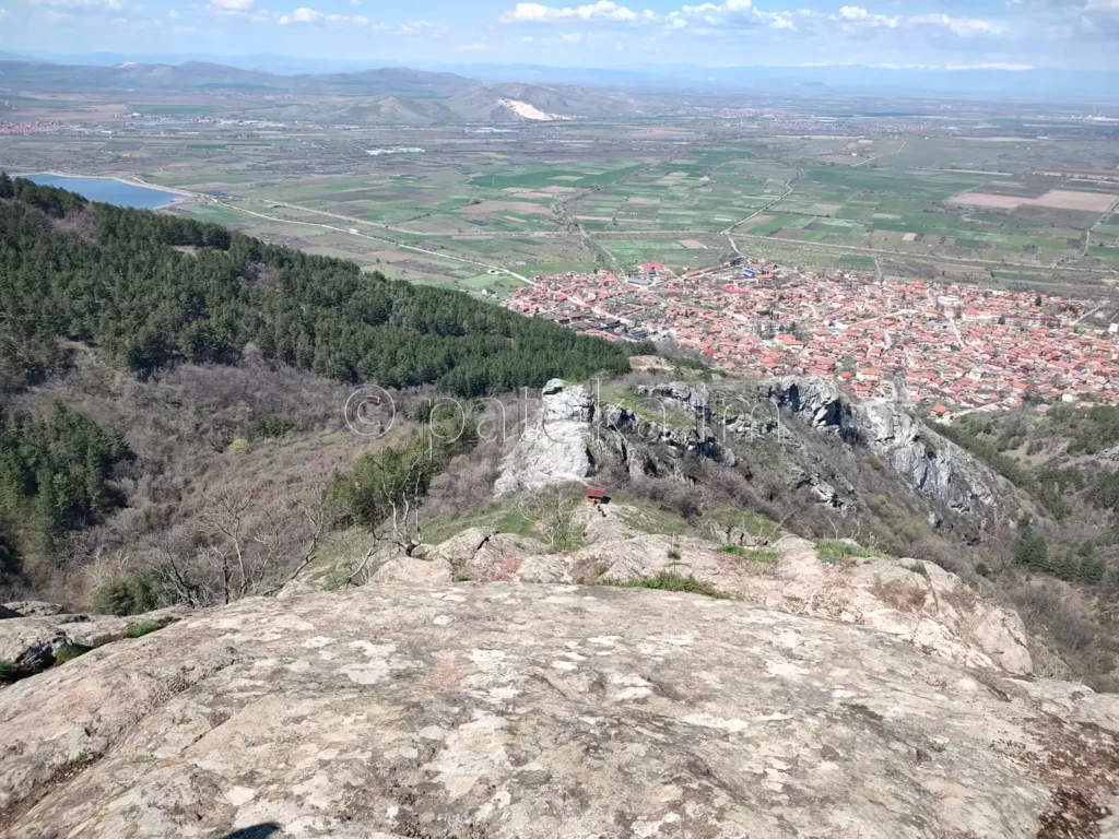 Гледка надолу към беседката при параклис Св. Георги и с. Устина