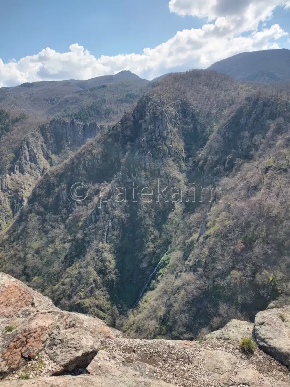 Гледка към водопадите по Устинска река от връх Кулата