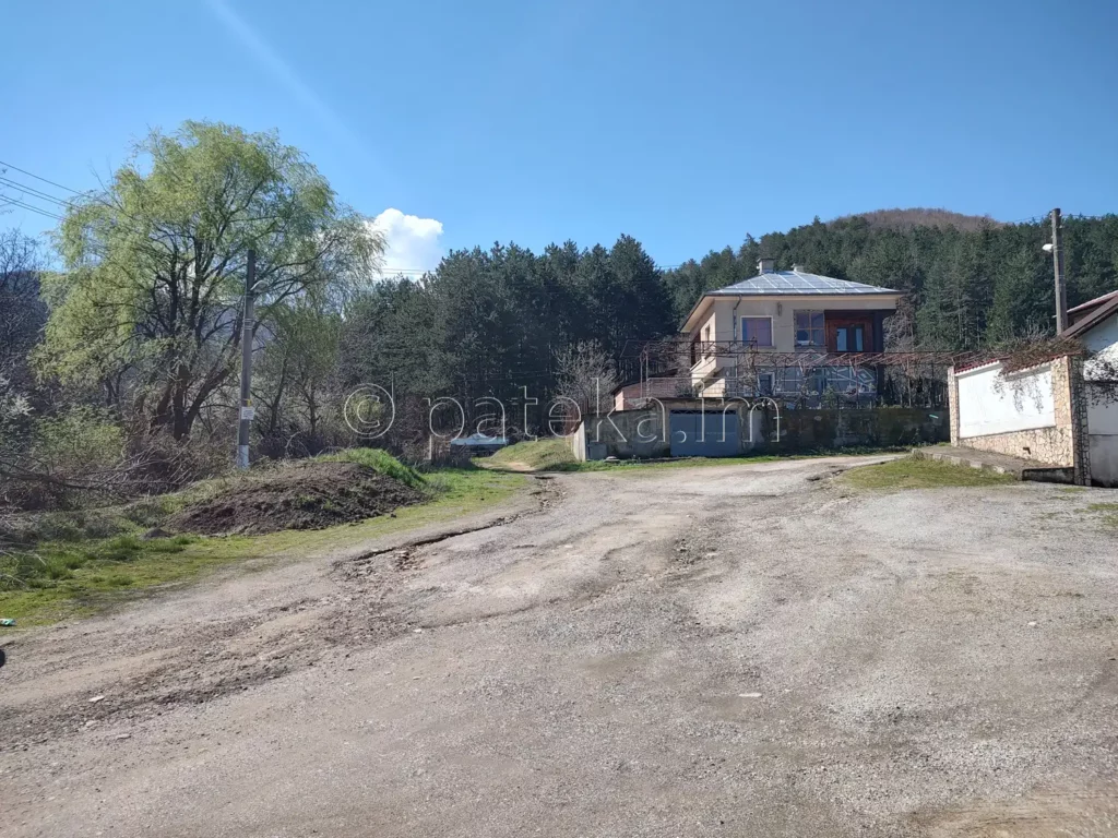 Площад в края на с. Новаково, начало на пътеката за водопада