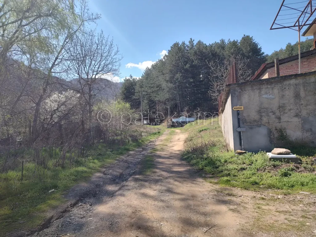 Началото на пътеката за водопад Св. Богородица в края на с. Новаково