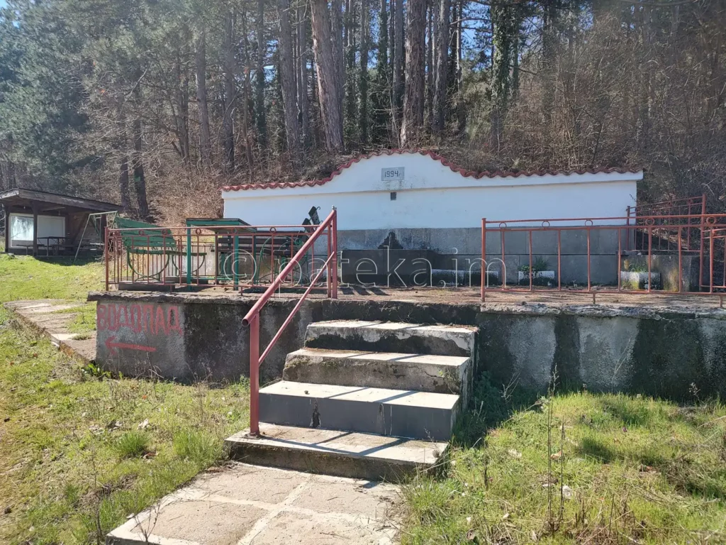 Чешма по маршрута за водопад Св. Богородица в края на с. Новаково