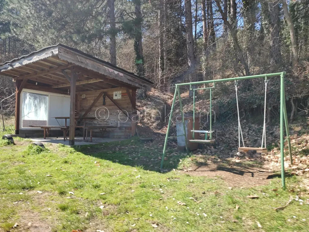 Навес и люлки по маршрута за водопад Св. Богородица в края на с. Новаково