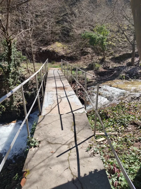 Мост над реката по маршрута за водопад Св. Богородица Новаково